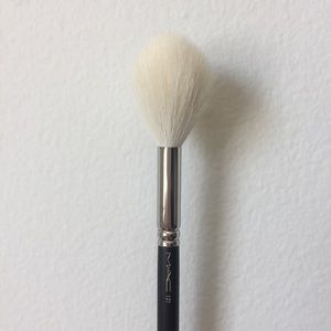 M•A•C 137 SYNTHETIC LONG BLENDING BRUSH